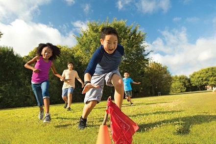 children pay game with flag